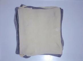 两块面团分别擀成厚度为1mm左右的薄饼，切成长方形，一黑一白层层重叠