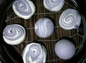 放入蒸屉，余下的做成自己喜欢的形状即可。冷水下锅开大火。水开后再蒸25分钟左右，关火闷3分钟