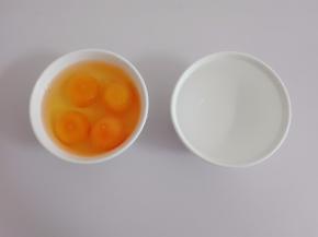 鸡蛋与清水的比例1：1，温水凉水都可以，但是温水不能太热，会烫熟。