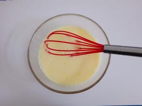 鸡蛋和水倒入干净的容器，加入少许食盐，搅均。