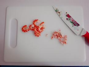 熟虾去壳切碎，去虾肠，也可以使用鲜虾。