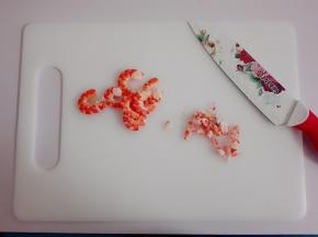 熟虾去壳切碎，去虾肠，也可以使用鲜虾。