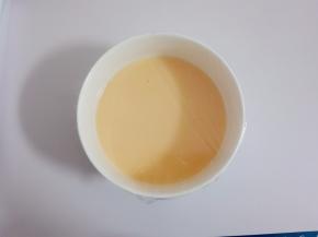 盖上保鲜膜，在表面戳几个洞。