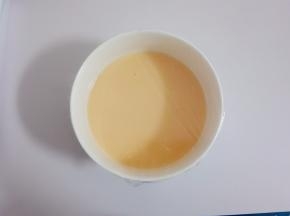 盖上保鲜膜，在表面戳几个洞。