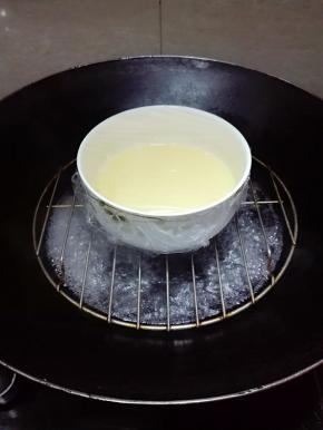 锅里放入适量的水，大火烧开，转中火盖上蒸7、8分钟，蛋液已经凝固了。