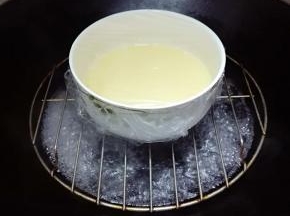 锅里放入适量的水，大火烧开，转中火盖上蒸7、8分钟，蛋液已经凝固了。
