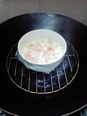 撒上虾粒，盖上保鲜膜蒸3、4分钟，蒸熟即可。根据容器的深浅加减时间哦。