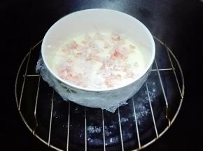 撒上虾粒，盖上保鲜膜蒸3、4分钟，蒸熟即可。根据容器的深浅加减时间哦。