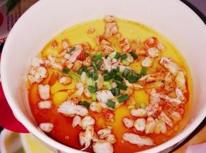 趁热淋上食用油和生抽酱油，滴上几滴麻油，撒上葱花。