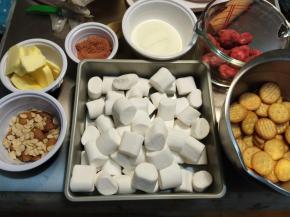 材料准备好，草莓脆比较大颗的话可以切两半。