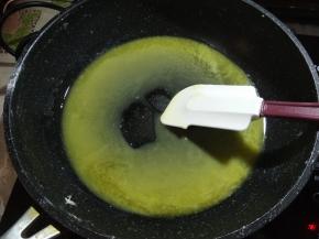 电陶炉小火加热，使黄油融化成液体（一定要小火加热，我的电陶炉小火是200℃，千万不要着急）