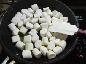 棉花糖加入，不停的翻炒。