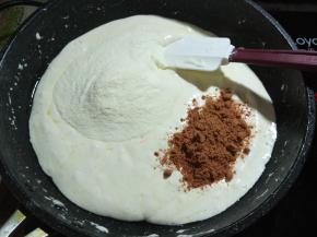 加入奶粉跟草莓粉。