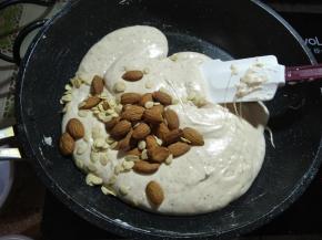 加入坚果，简单压拌一下。