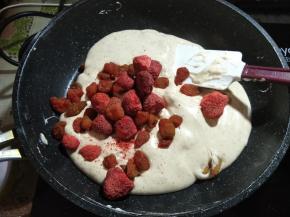 再加入草莓脆。