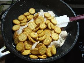 加入小饼干，关火，速度拉扯拌匀。