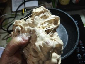 最好带pvc手套，两只手折叠均匀，使饼干全部粘上糖。