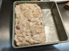 模具内撒少许奶粉后再放入模具。