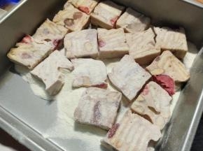 表面筛少量奶粉，再轻轻晃动模具，让个个方向都沾上少许奶粉。