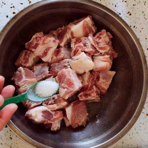 排骨斩小块，洗净沥干水分，放盐