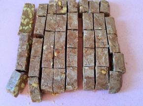 整形后冰箱冷藏2小时，取出切块