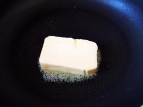 不粘锅小火加热，放入黄油融化