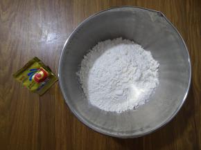 1、中种面团：准备面包粉和耐高糖酵母，清水和酵母混合后倒入面包粉中，揉成稍光滑的面团，放入冷藏室发酵10个小时。