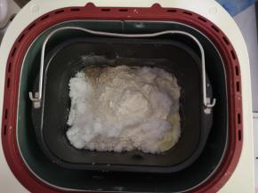 3、将鸡蛋、白糖、中种面团、面包粉、全麦粉、奶粉放入面包桶中，启动揉面功能。