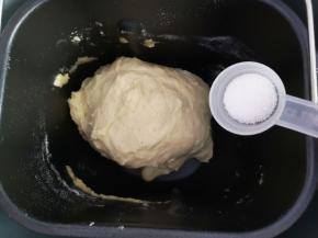 4、当面粉能混合成团时，加入盐，继续揉面。