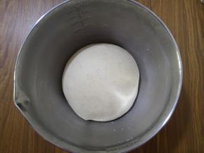 6、整理成圆形，放入盆中，盖上保鲜膜室温发酵。