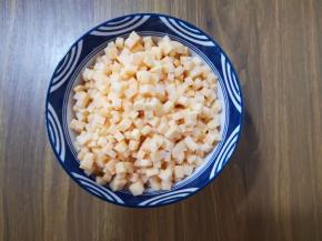 7、将红薯切成丁备用。