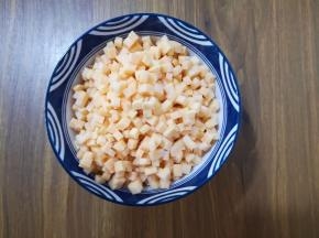 7、将红薯切成丁备用。