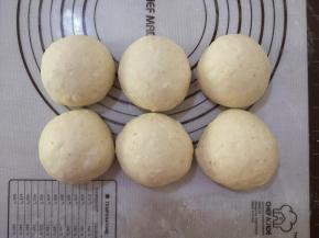 9、将面团排气后，分割成6等份，盖上保鲜膜饧发10分钟。