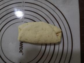 11、两边向中间折叠。