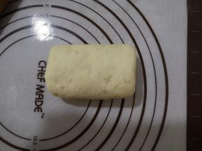 13、像叠被子一样叠起来，放入吐司盒中，其他的面团都如此操作。