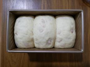 15、当面团发至吐司盒的8分满时，取出吐司盒。烤箱预热，上火160度，下火190度。