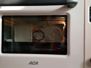 16、烤箱的预热完成后，将吐司盒放入烤箱中，烤制30分钟。