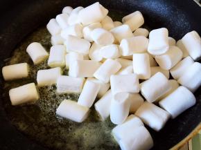 放入棉花糖炒至融化