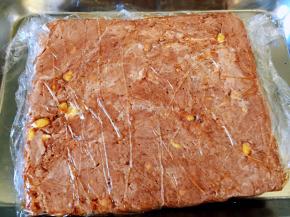 放保鲜膜上再盖上保鲜膜，擀平