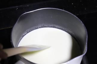 牛奶、淡奶油和细砂糖倒入奶锅，小火加热至边缘冒小泡泡后关火。