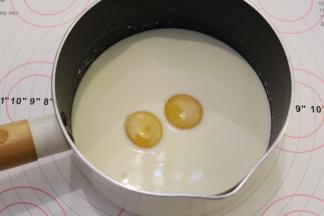 放至微热时磕入蛋黄，打散。