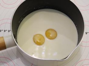 放至微热时磕入蛋黄，打散。