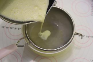 将布丁液过筛2次。