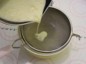 将布丁液过筛2次。