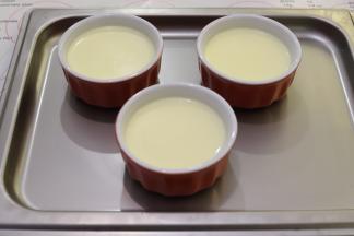 准备三个布丁碗，将布丁液倒入碗中。
