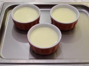 准备三个布丁碗，将布丁液倒入碗中。