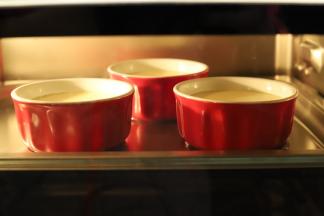 预热10分钟后，将布丁放入烤箱，按下启动键开始蒸烤。