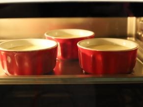 预热10分钟后，将布丁放入烤箱，按下启动键开始蒸烤。