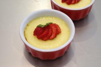 取出布丁碗，放凉之后放入冰箱冷藏30分钟，要食用时放上切好的草莓。