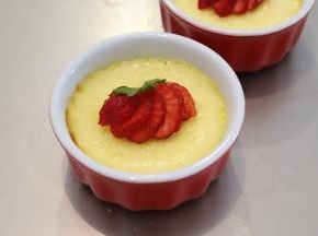 取出布丁碗，放凉之后放入冰箱冷藏30分钟，要食用时放上切好的草莓。